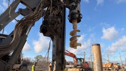 На развязке «огурец» монтируют сваи подпорных стен