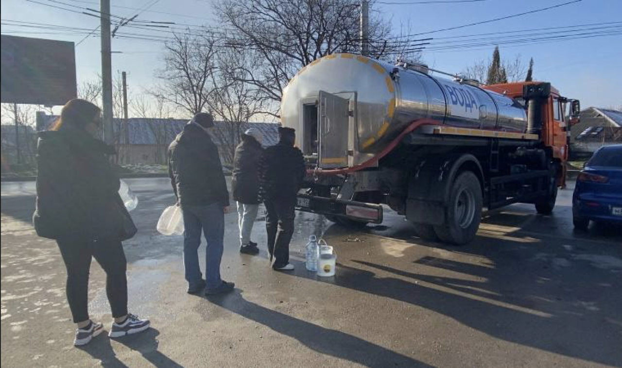 Севастополь перешел на подвоз воды из-за перебоев со светом