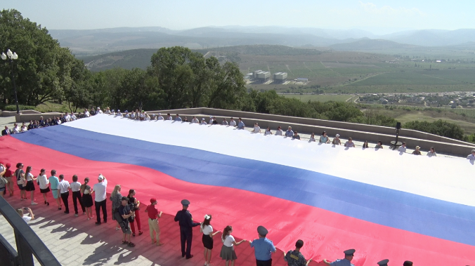 На Сапун-горе развернули 45-метровый флаг России