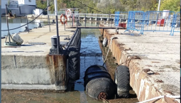 В Инкерманской бухте очищают море от ила и мусора