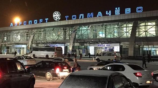 Двое авиадебоширов предстанут перед судом за нападение на полицейских 