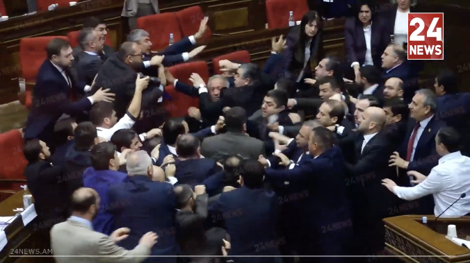 Армянские парламентарии устроили массовую драку