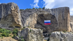 Российский флаг развернули спасатели на скалах Качи-Кальона в Бахчисарайском районе