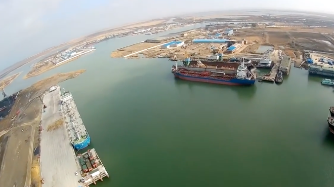 В Темрюке горят резервуары с нефтепродуктами