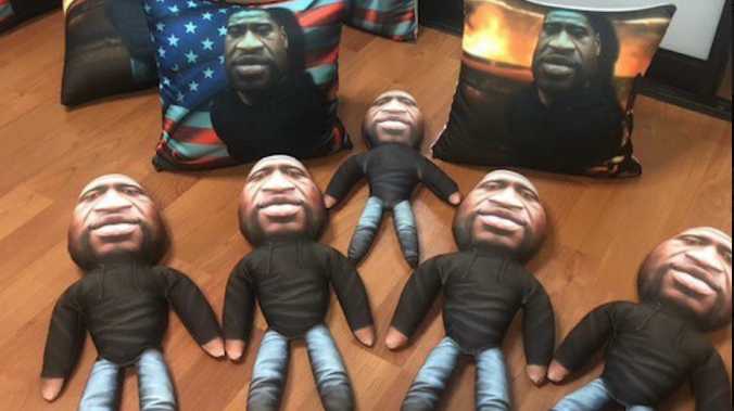 Россиянин продает самодельные куклы с лицом убитого в США Флойда