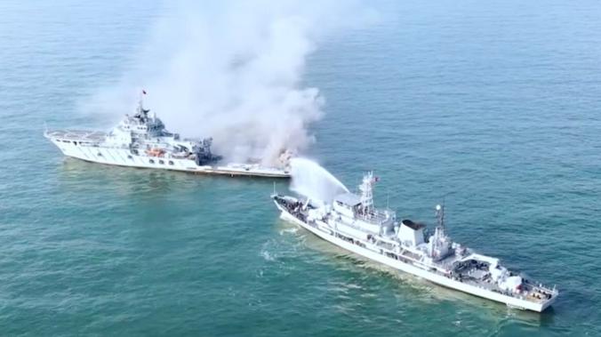 Китайский флот провел военные учения в трех морях