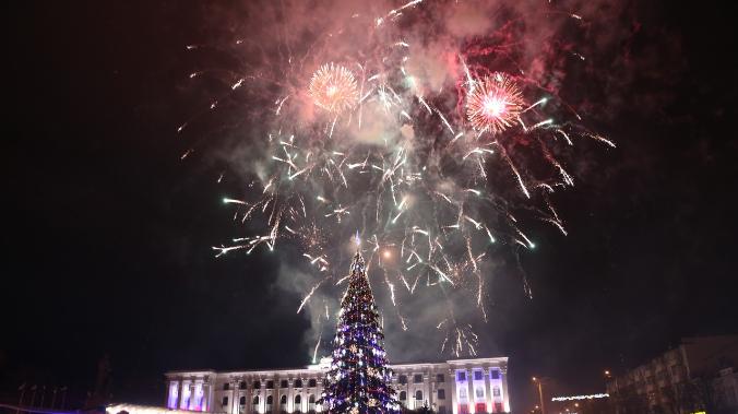 салют в ростове на дону 9 мая 2021. запрет салютов. пиротехника запрет. фейерверк 9 мая 2021 в ростове на дону. табличка о запрете пиротехники.