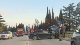 Автомобиль повис на отбойнике при ДТП в Крыму