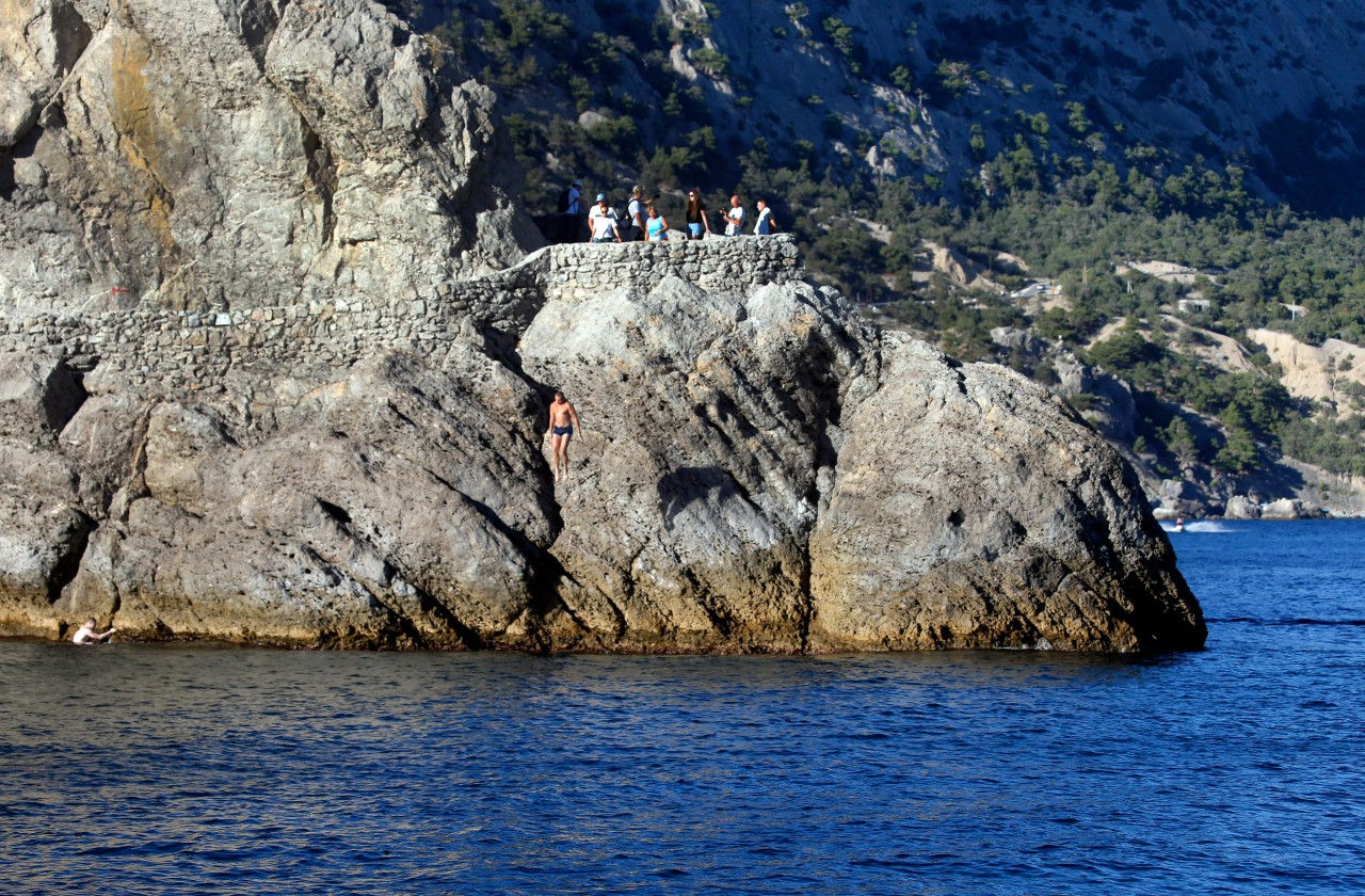 Где золото крыма. Острова в черном море. Затопленный город Крыма. Крымские острова фото. Крым остров татухрастам.