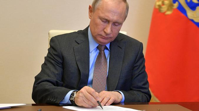 Путин подписал закон о ежемесячной выплате на ребенка из маткапитала