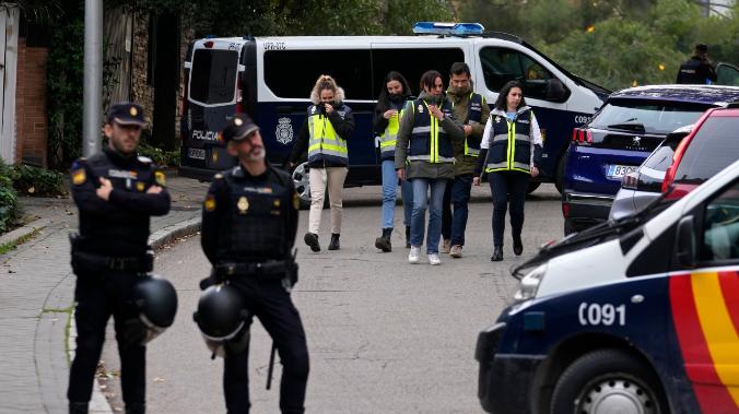 Посол Украины в Испании: бандероль со взрывным устройством пытались вскрыть во дворе