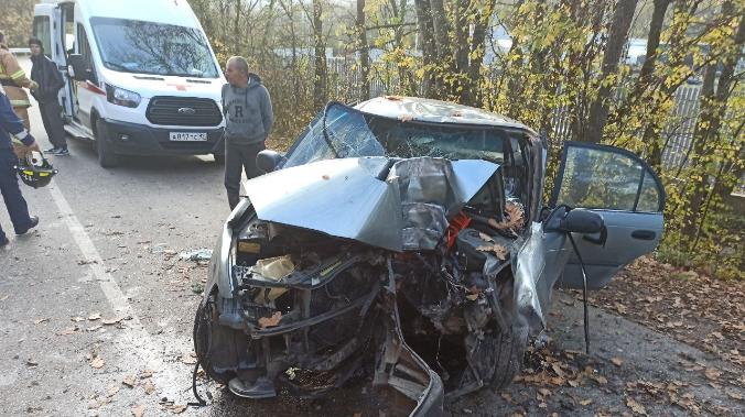 Водителя спасли из разбитого автомобиля у села Широкое