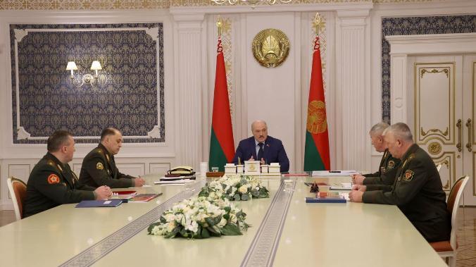 Лукашенко: обстановка вокруг Беларуси непростая