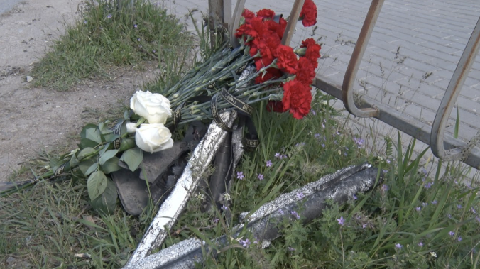 Севастопольцы несут цветы к месту гибели мужчины при атаке БПЛА