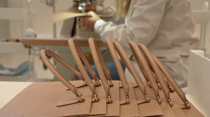 Модный дом Prada купил бренд Versace за $1,4 млрд 