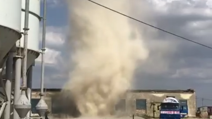 Смерч на заводе в Евпатории попал на видео
