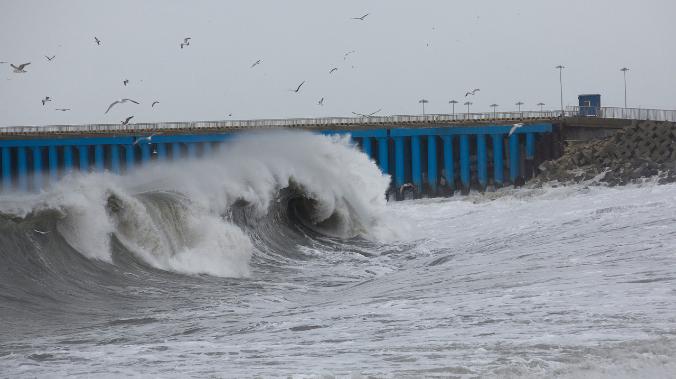 Пляжи в Сочи закрыли из-за штормового предупреждения