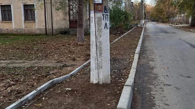 В Керчи тротуар уложили через электроопоры
