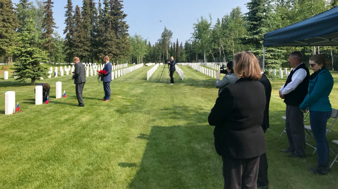 Российским дипломатам не позволили возложить цветы к могилам летчиков на Аляске