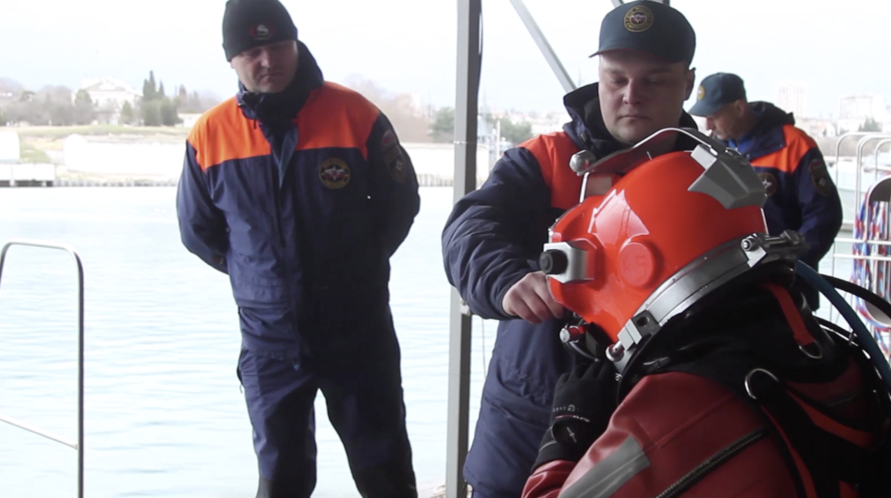 Водолазы севастополь. Водолазы МЧС Махачкала. Медики альпинисты водолазы МЧС