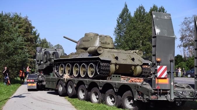 Жители Нарвы несут цветы на место демонтированного танка-памятника Т-34