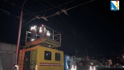 На улице Адмирала Октябрьского монтируют контактную сеть 