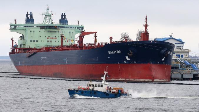 Поставки нефти из России за границу рухнули почти на 16%