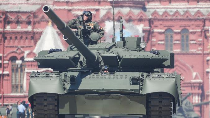 Российские танки Т-80БВМ получили новый арктический камуфляж