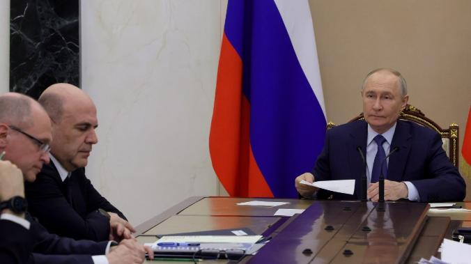 Путин: принятые меры в экономике дают результат