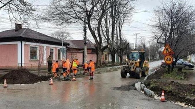 В Симферополе проводят ямочный ремонт дорожного покрытия 