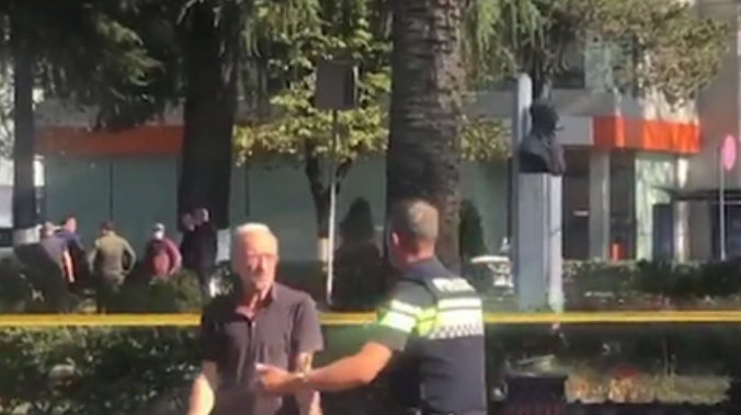 В Грузии вооруженный мужчина захватил заложников, он требует полмиллиона долларов