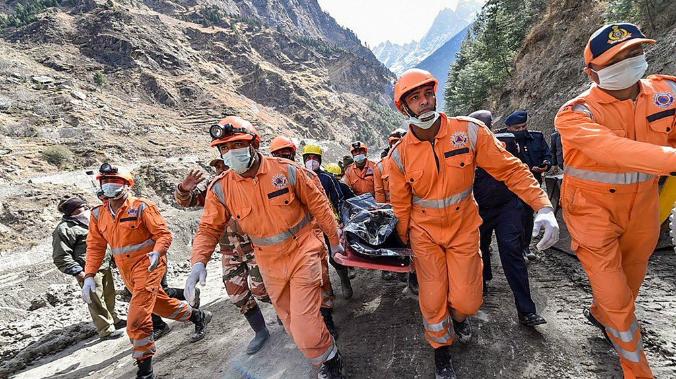 Число жертв схода ледника в Индии выросло на 136 человек
