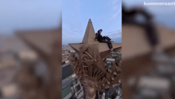  Руфер залез на звезду сталинской высотки в Москве 