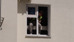 На улице Корчагина полностью остеклили окна квартир в пострадавших от взрыва домах