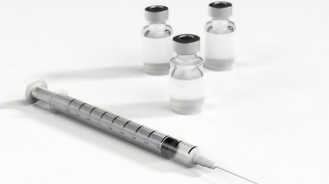 Академик РАН объяснил, почему при испытании вакцины от коронавируса добровольцам нельзя беременеть, пить и курить