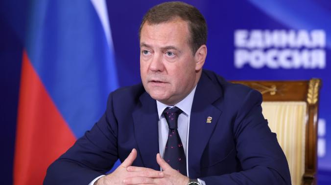 Медведев назвал токсичной для США тему финансовой поддержки Украины