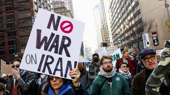 Жители США выступают против войны с Ираном