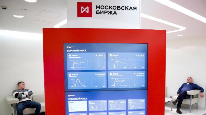 Показатели РТС и Мосбиржи выросли на 0,1-0,2% во время открытия торгов