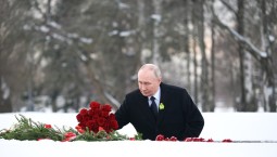 Президент Путин возложил цветы к памятнику «Рубежный камень»