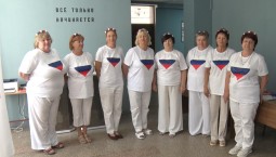 Нарядная комиссия встречает избирателей на выборах