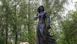 В Подмосковье открыли памятник Дарье Дугиной