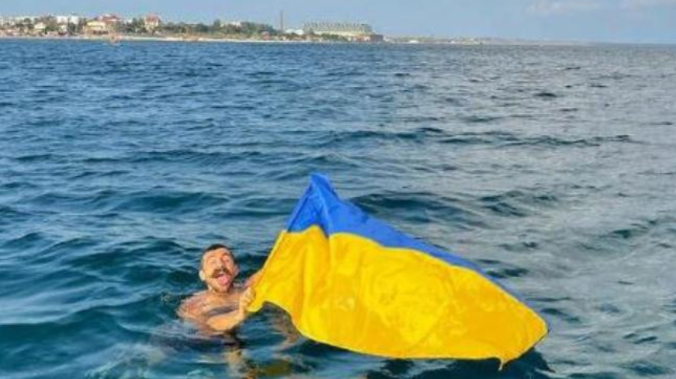 Блогер устроил провокацию с украинским флагом в Черном море