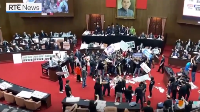 В Тайване депутаты парламента бросались друг в друга свиными кишками