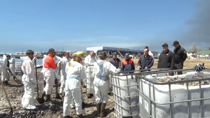 Разлив нефтепродуктов в Туапсе убирают 360 человек