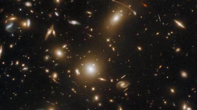 Телескоп Hubble запечатлел большое скопление галактик