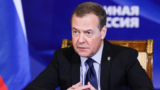 Медведев: страны НАТО могут стать законной военной целью для России