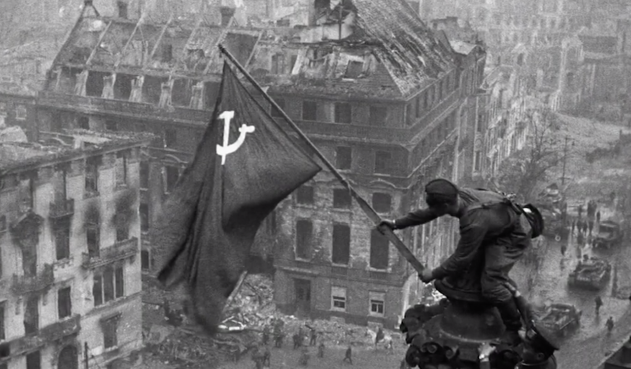 Фотография флага над рейхстагом оригинал