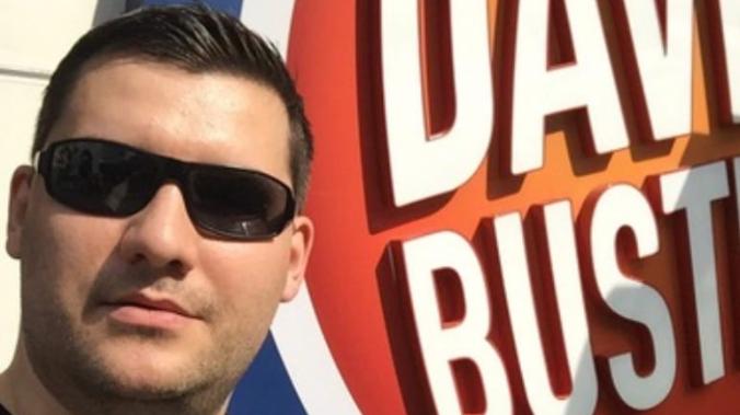 В Санкт-Петербурге избили активиста и сожгли его машину.