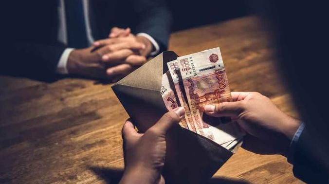Нетрезвый житель ХМАО бросил в полицейских 100 тысяч рублей