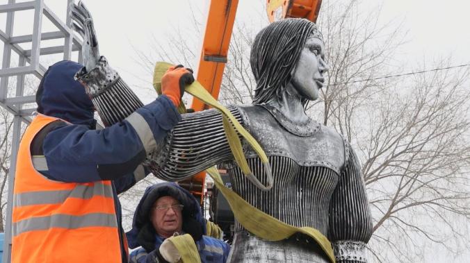 Пользователи социальных сетей решили встать на защиту жуткой статуи Аленки